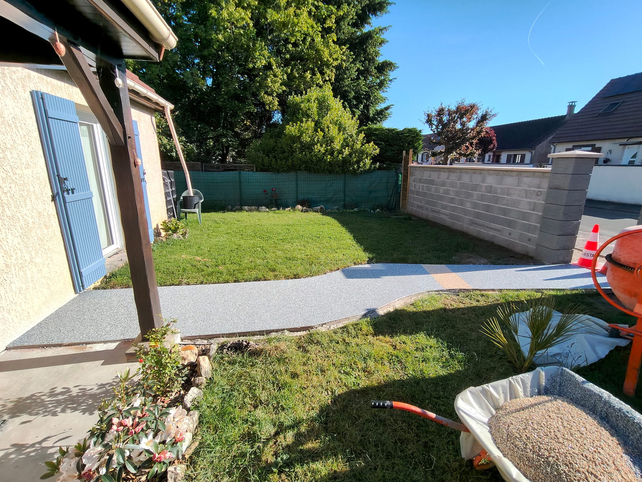 Allée de jardin en moquette de pierre