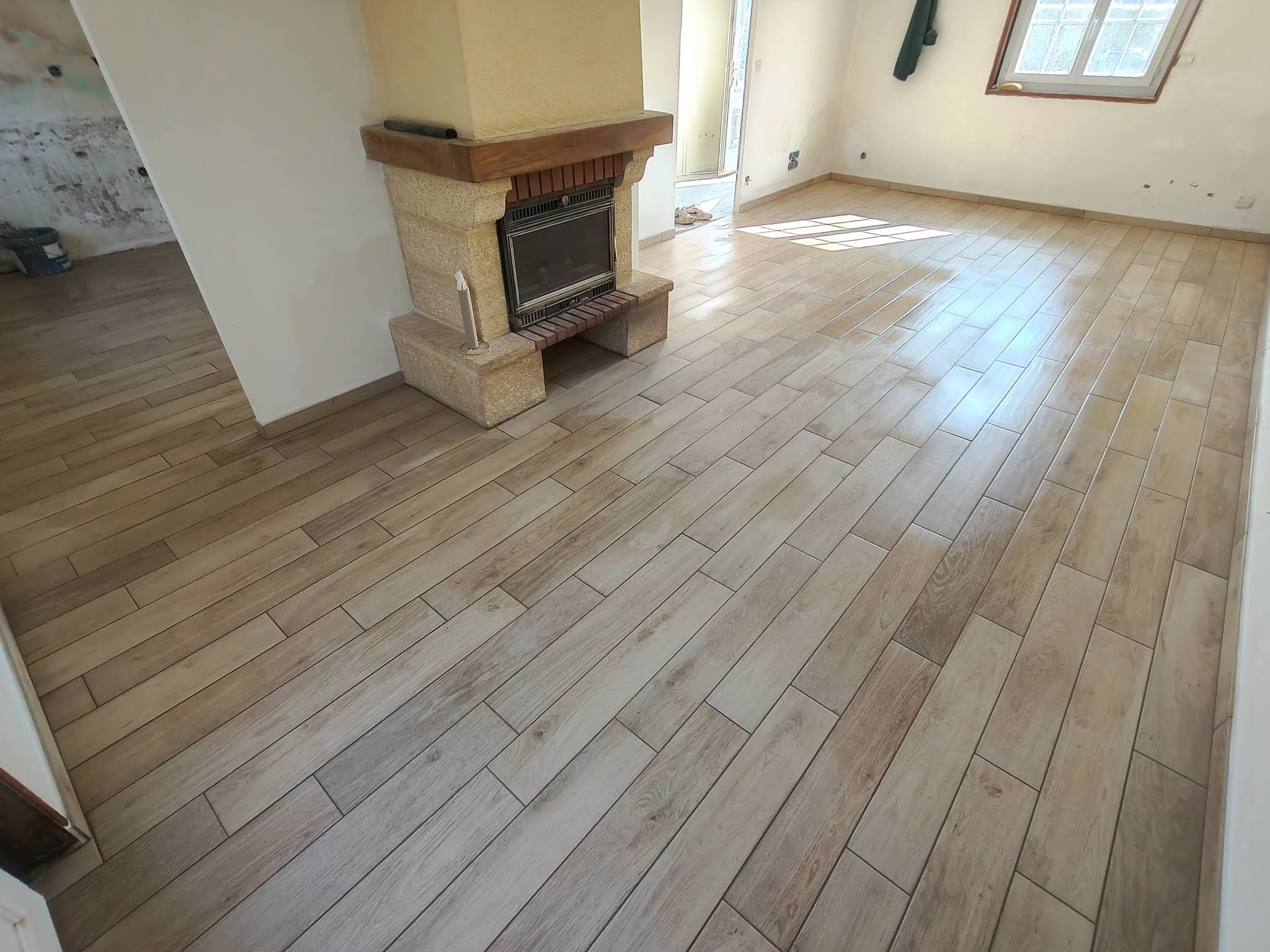 Carrelage salon imitation parquet posé par FTC