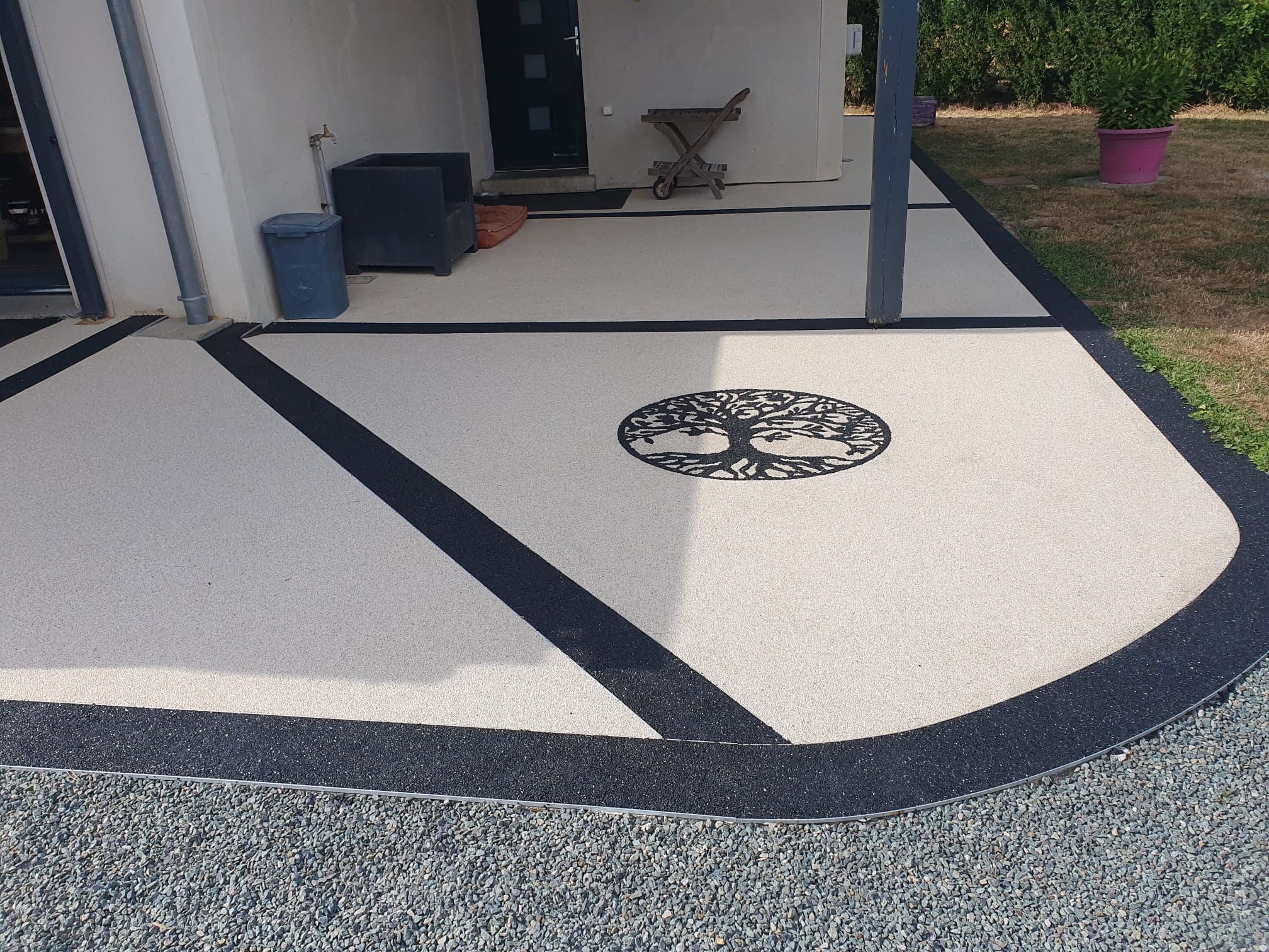 Terrasse moquette de pierre avec motif arbre de vie